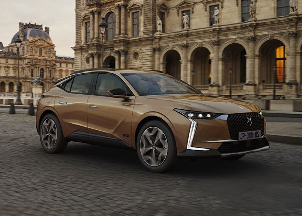 La DS 4 Cross adopte des attributs visuels de SUV à la lunette arrière inclinée