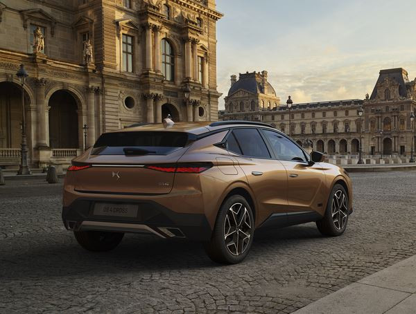 La DS 4 Cross adopte des attributs visuels de SUV à la lunette arrière inclinée