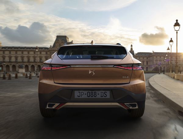 La DS 4 Cross adopte des attributs visuels de SUV à la lunette arrière inclinée