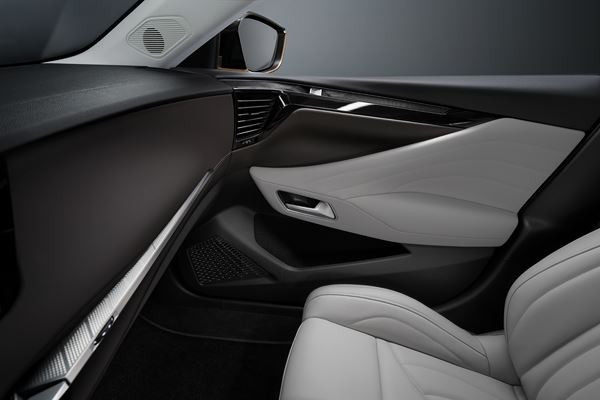 La DS 4 Cross adopte des attributs visuels de SUV à la lunette arrière inclinée