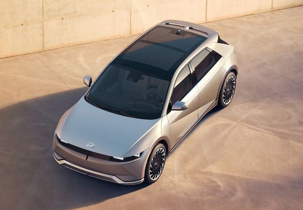 Le crossover Hyundai Ioniq 5 électrique affiche une silhouette de fastback moderne