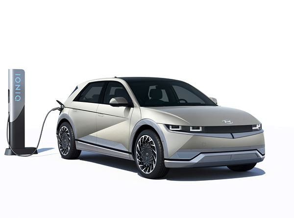 Le crossover Hyundai Ioniq 5 électrique affiche une silhouette de fastback moderne