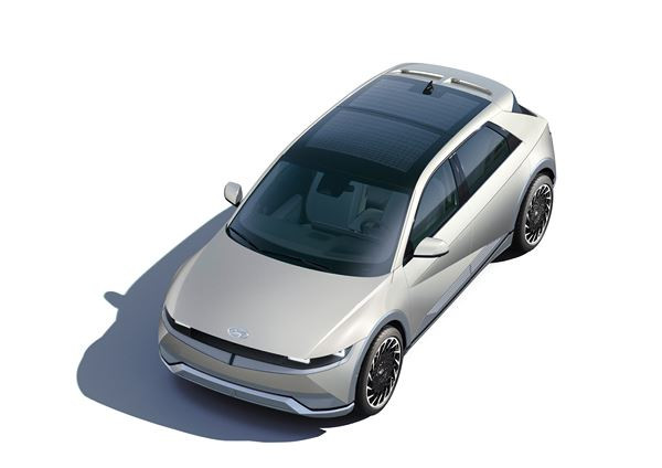 Le crossover Hyundai Ioniq 5 électrique affiche une silhouette de fastback moderne