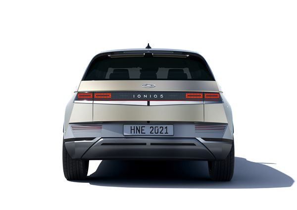 Le crossover Hyundai Ioniq 5 électrique affiche une silhouette de fastback moderne