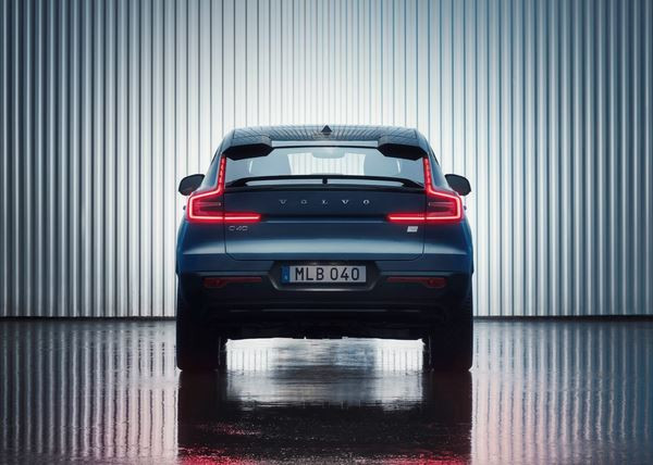 Le SUV Coupé compact Volvo C40 affiche une ligne de toit abaissée