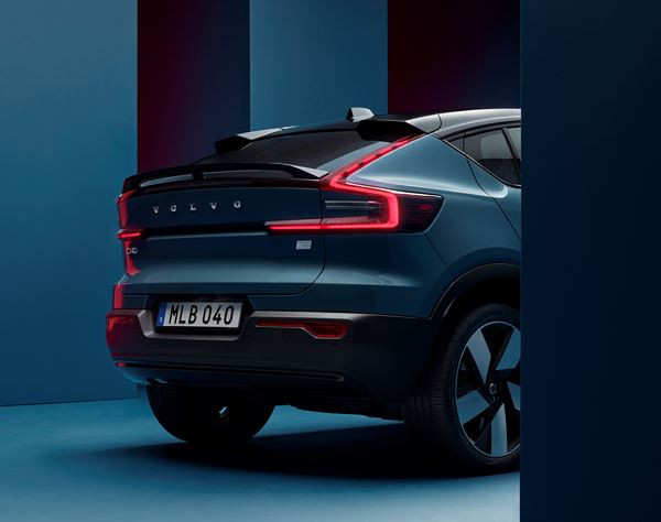 Le SUV Coupé compact Volvo C40 affiche une ligne de toit abaissée