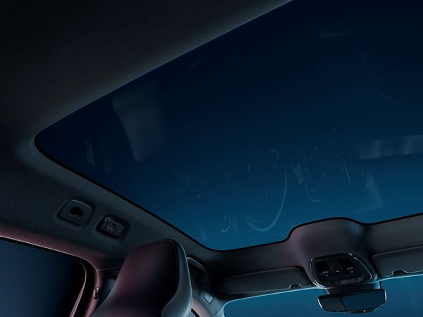 Le SUV Coupé compact Volvo C40 affiche une ligne de toit abaissée