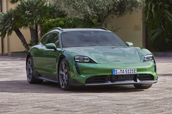 La sportive électrique Porsche Taycan Cross Turismo embarque un hayon grand format