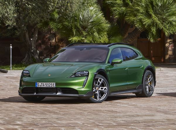La sportive électrique Porsche Taycan Cross Turismo embarque un hayon grand format
