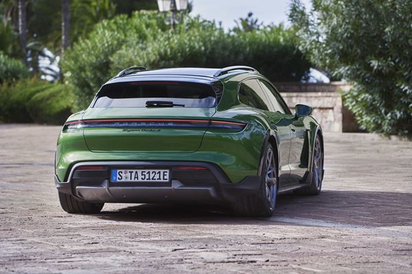 La sportive électrique Porsche Taycan Cross Turismo embarque un hayon grand format