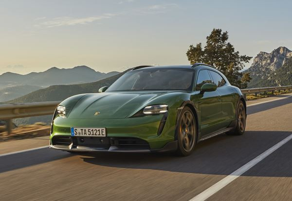 La sportive électrique Porsche Taycan Cross Turismo embarque un hayon grand format