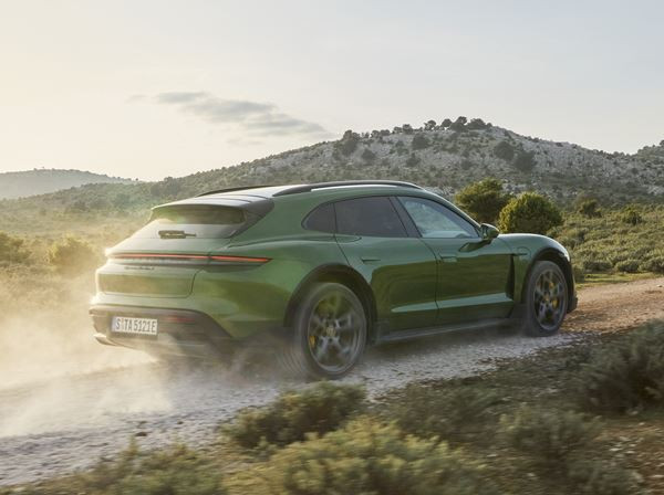 La sportive électrique Porsche Taycan Cross Turismo embarque un hayon grand format