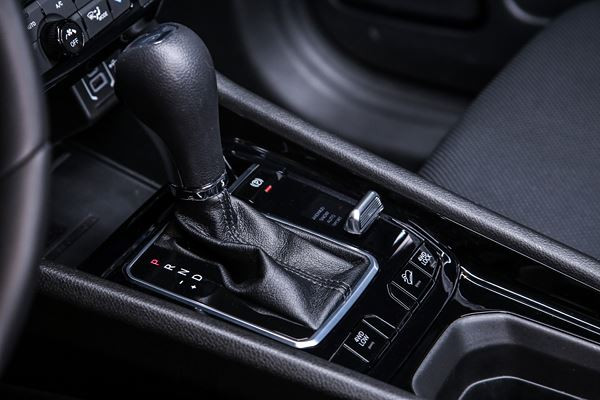 La Jeep Compass s'offre une calandre verticale divisée en deux sections horizontales