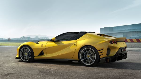 La version à toit Targa Ferrari 812 Competizione A V12 débite 830 chevaux