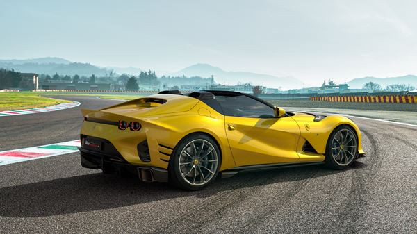 La version à toit Targa Ferrari 812 Competizione A V12 débite 830 chevaux