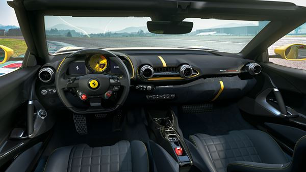 La version à toit Targa Ferrari 812 Competizione A V12 débite 830 chevaux
