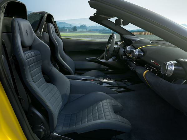 La version à toit Targa Ferrari 812 Competizione A V12 débite 830 chevaux