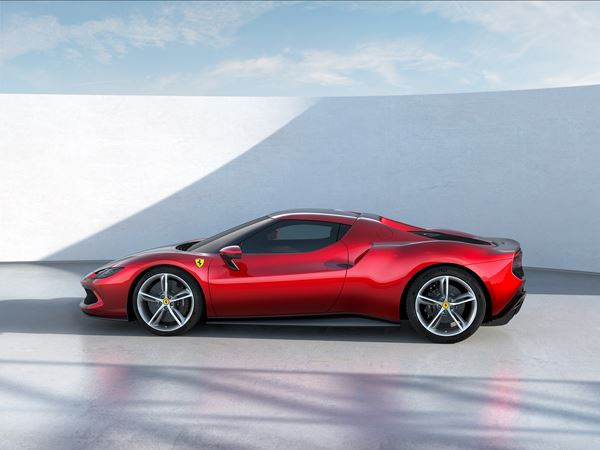 La berlinetta Ferrari 296 GTB embarque une architecture hybride rechargeable V6 de 830 ch