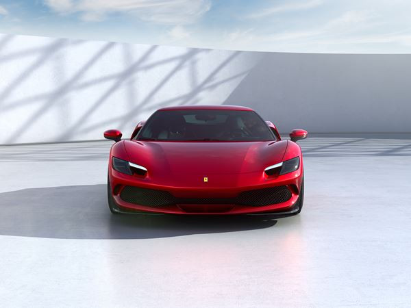 La berlinetta Ferrari 296 GTB embarque une architecture hybride rechargeable V6 de 830 ch