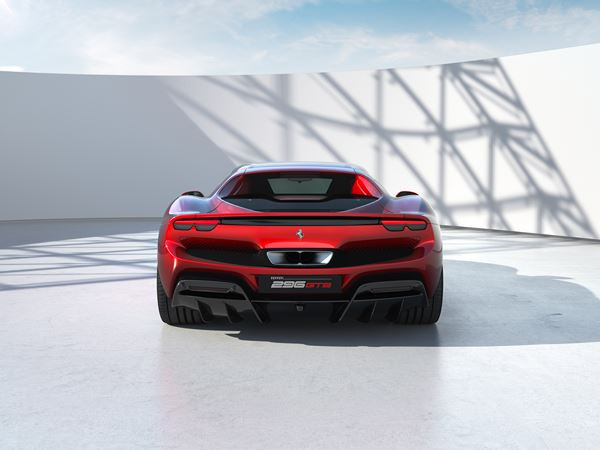 La berlinetta Ferrari 296 GTB embarque une architecture hybride rechargeable V6 de 830 ch