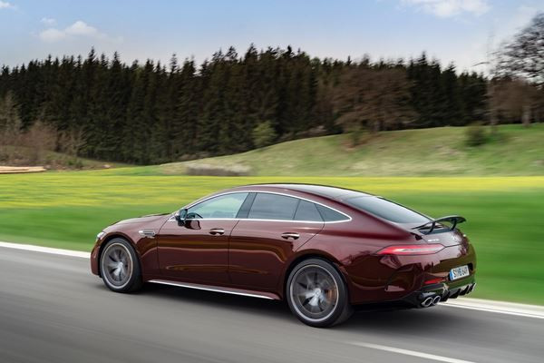 La Mercedes-AMG GT Coupé 4 portes bénéficie de légères retouches