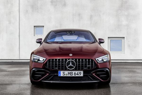 La Mercedes-AMG GT Coupé 4 portes bénéficie de légères retouches