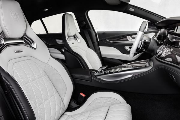 La Mercedes-AMG GT Coupé 4 portes bénéficie de légères retouches