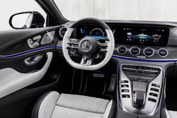 La Mercedes-AMG GT Coupé 4 portes bénéficie de légères retouches