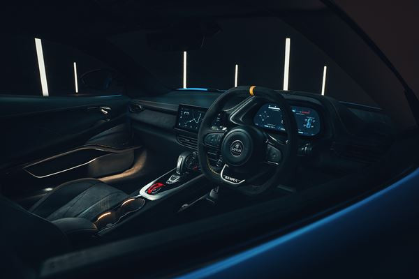 La Lotus Emira à moteur central arrière embarque un quatre cylindres AMG
