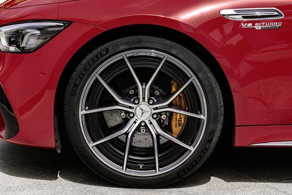 Le Mercedes-AMG 63 S E Performance hybride génère une puissance système de 843 ch