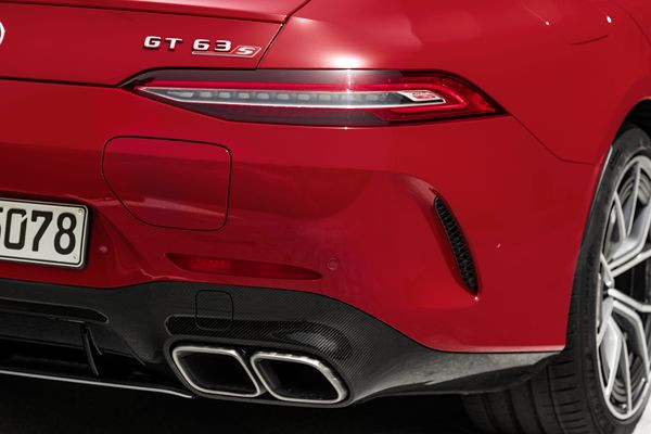 Le Mercedes-AMG 63 S E Performance hybride génère une puissance système de 843 ch