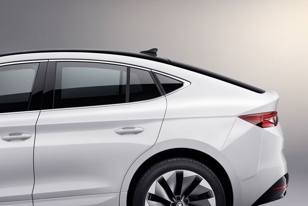 Le Skoda Enyaq Coupé iV affiche des lignes athlétiques et sportives