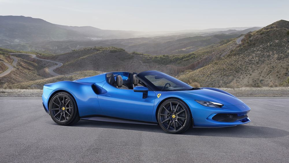 La berlinette spider Ferrari 296 GTS embarque une architecture hybride rechargeable V6 de 830 ch