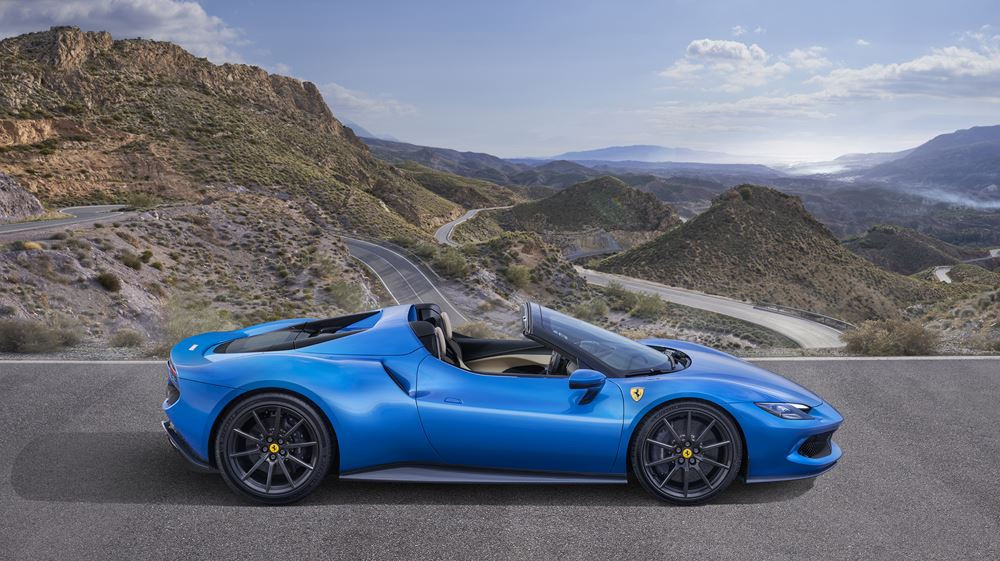 La berlinette spider Ferrari 296 GTS embarque une architecture hybride rechargeable V6 de 830 ch