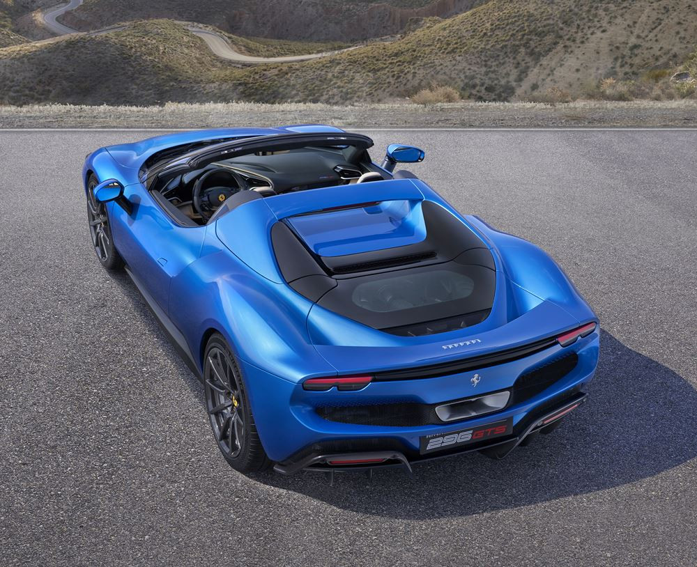 La berlinette spider Ferrari 296 GTS embarque une architecture hybride rechargeable V6 de 830 ch
