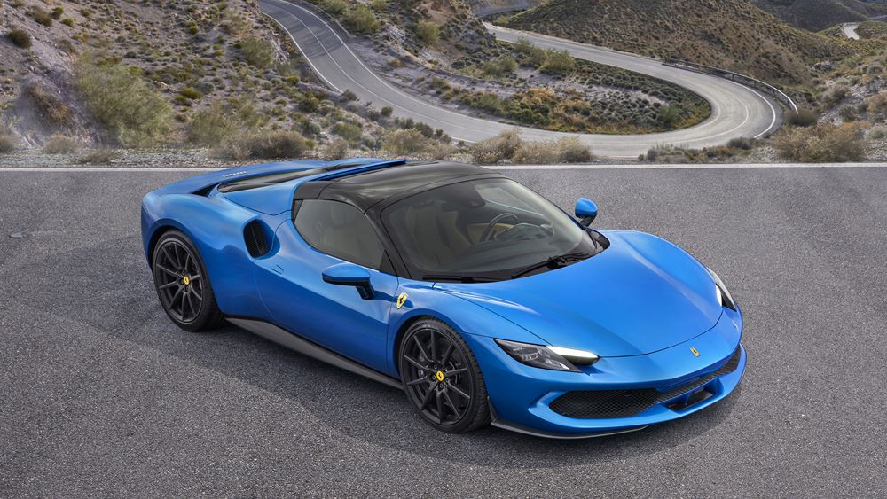 La berlinette spider Ferrari 296 GTS embarque une architecture hybride rechargeable V6 de 830 ch