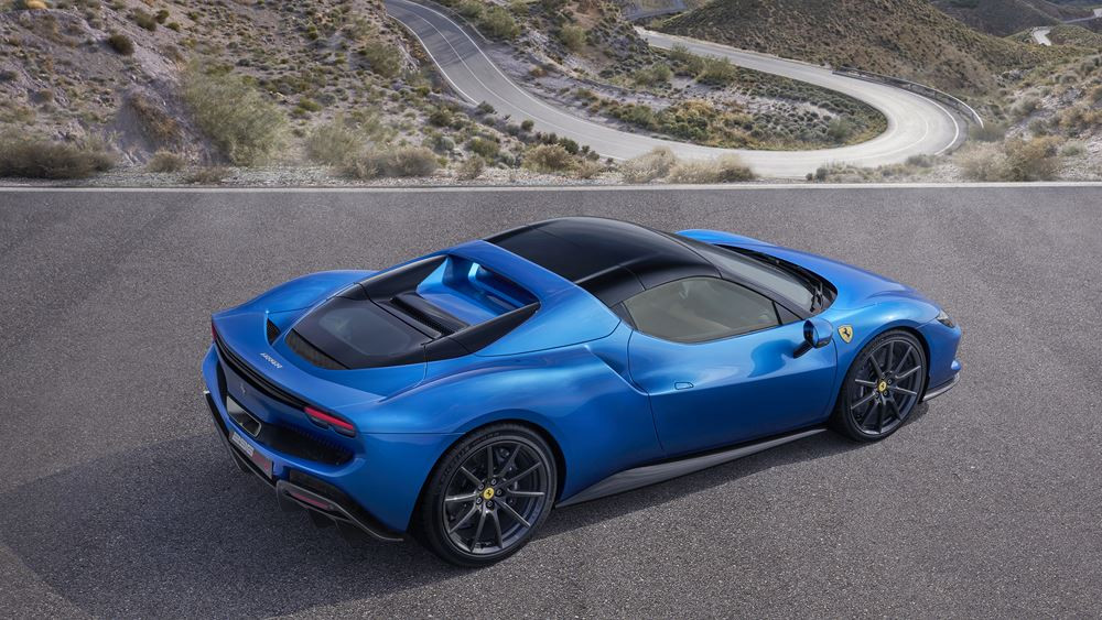 La berlinette spider Ferrari 296 GTS embarque une architecture hybride rechargeable V6 de 830 ch