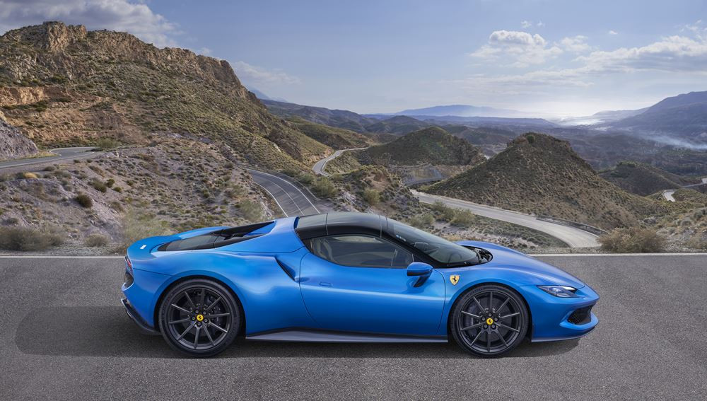 La berlinette spider Ferrari 296 GTS embarque une architecture hybride rechargeable V6 de 830 ch