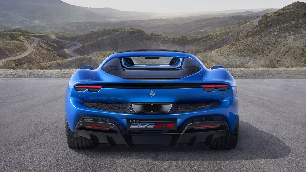 La berlinette spider Ferrari 296 GTS embarque une architecture hybride rechargeable V6 de 830 ch