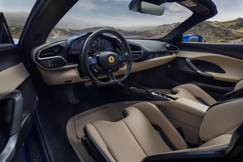 La berlinette spider Ferrari 296 GTS embarque une architecture hybride rechargeable V6 de 830 ch