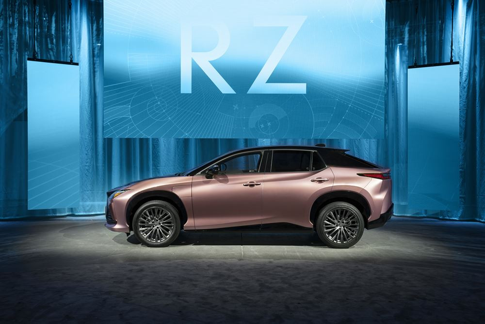 Le Lexus RZ 450e électrique affiche une calandre fuselée en trois dimensions