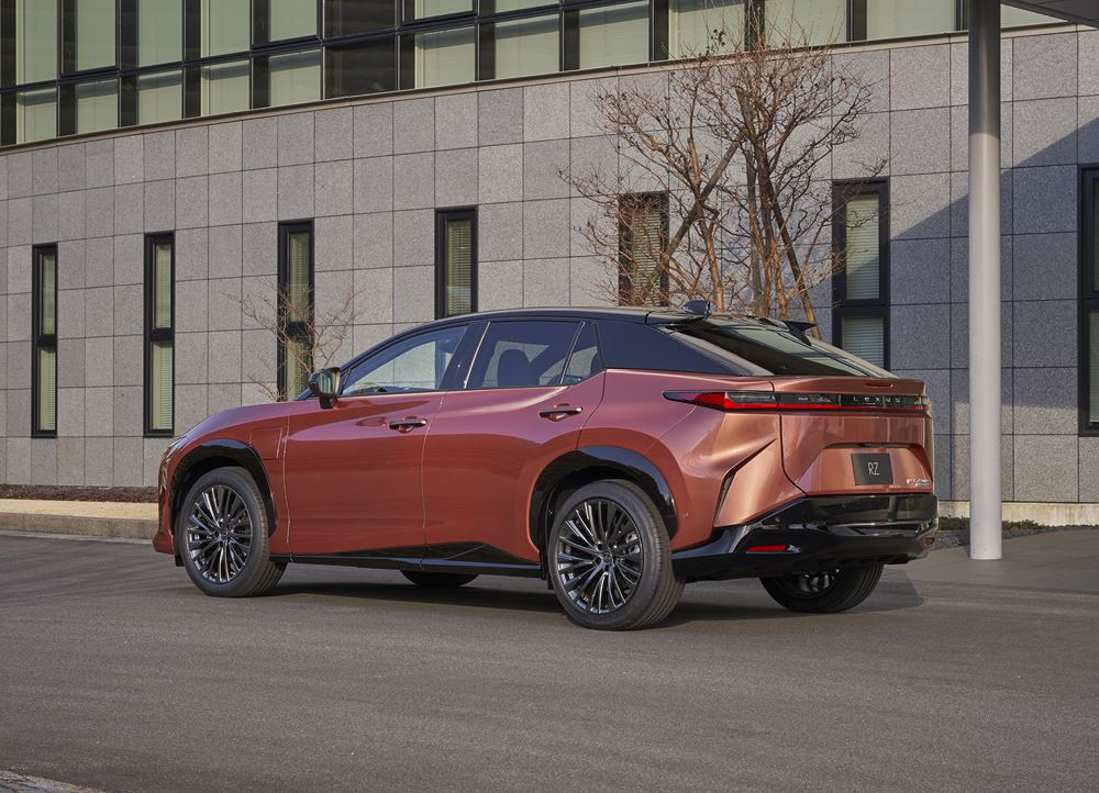 Le Lexus RZ 450e électrique affiche une calandre fuselée en trois dimensions
