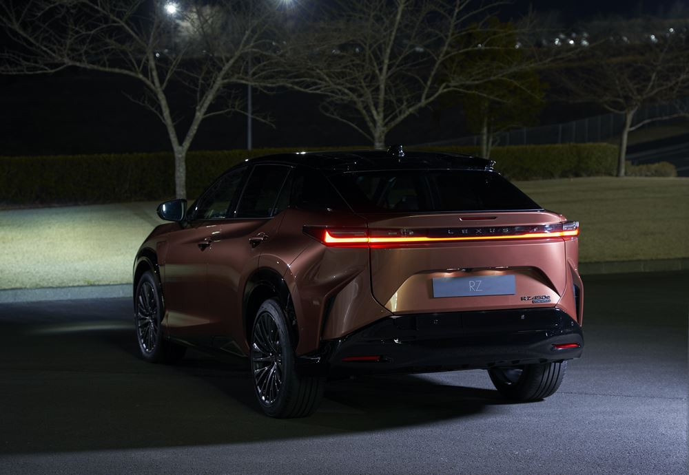 Le Lexus RZ 450e électrique affiche une calandre fuselée en trois dimensions