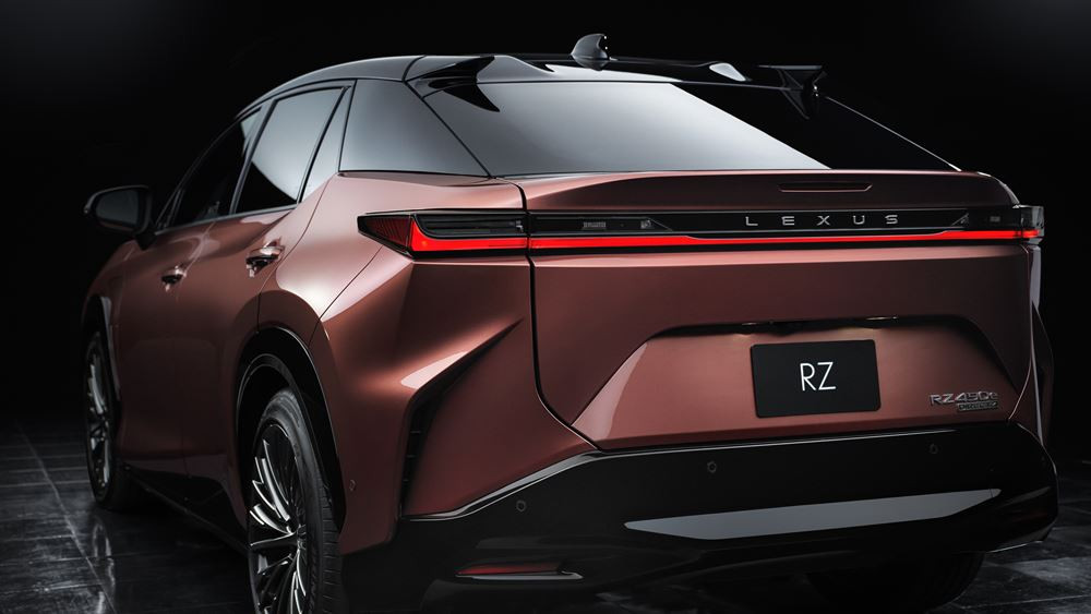 Le Lexus RZ 450e électrique affiche une calandre fuselée en trois dimensions