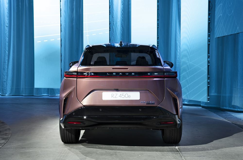 Le Lexus RZ 450e électrique affiche une calandre fuselée en trois dimensions