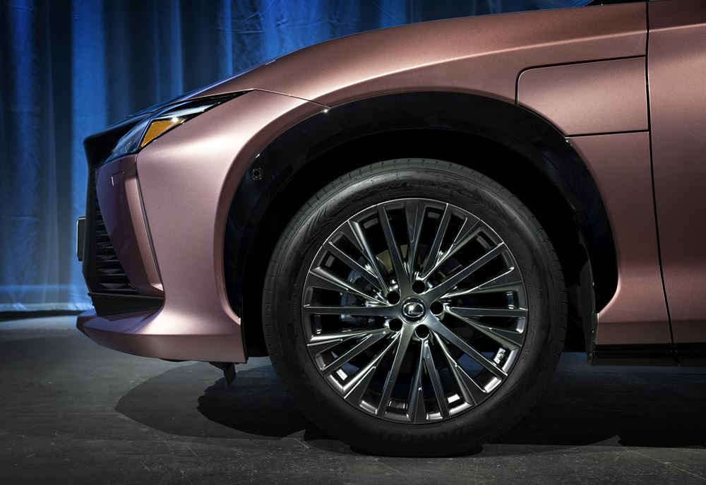 Le Lexus RZ 450e électrique affiche une calandre fuselée en trois dimensions
