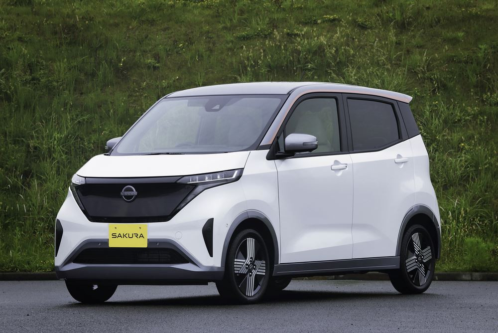 Le mini-véhicule électrique Nissan Sakura affiche une autonomie de 180 km