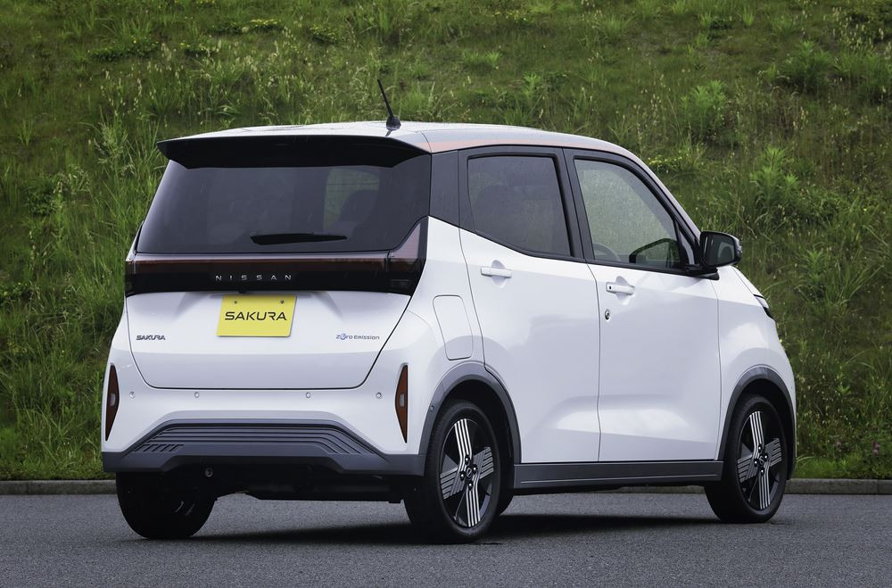 Le mini-véhicule électrique Nissan Sakura affiche une autonomie de 180 km