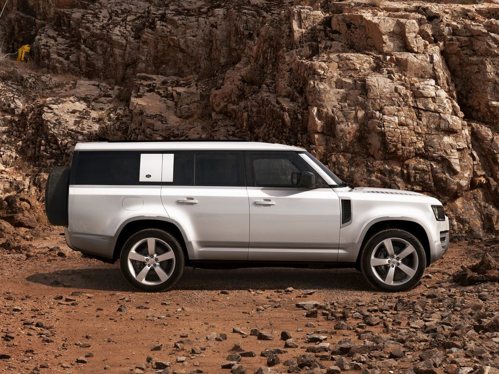Le Land Rover Defender 130 embarque trois rangées de sièges