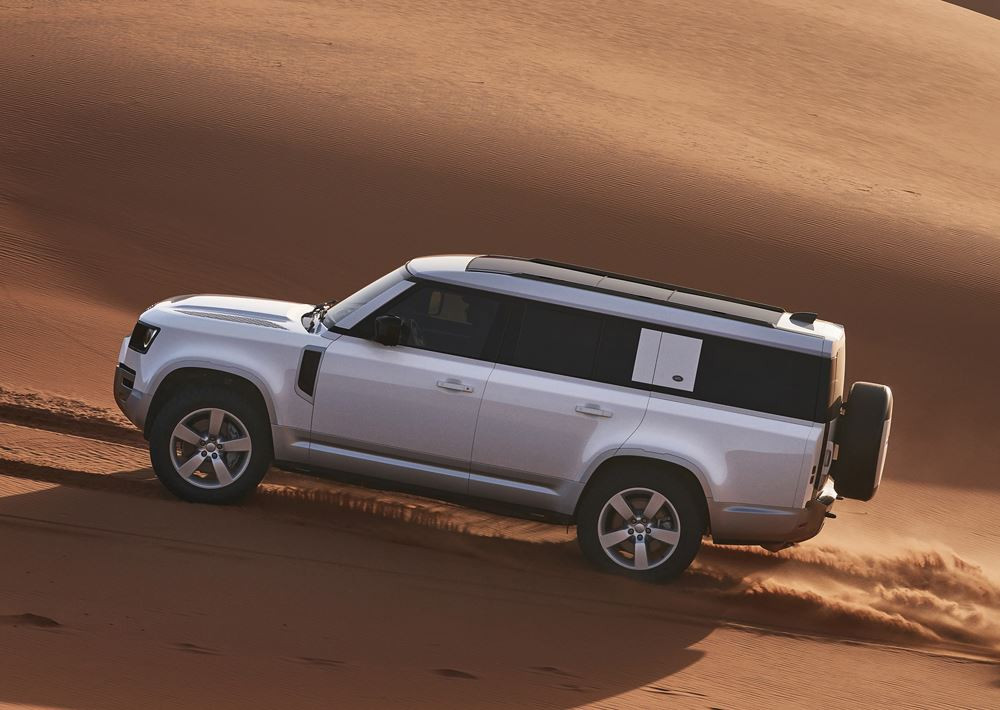 Le Land Rover Defender 130 embarque trois rangées de sièges